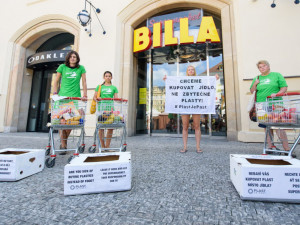 Greenpeace protestovalo před obchodem Billa proti přebytečným plastům