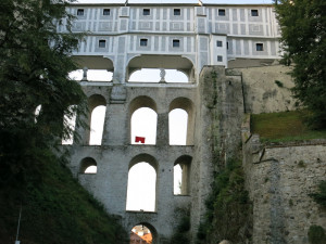 V oblouku českokrumlovského státního hradu a zámku visely obří červené trenýrky