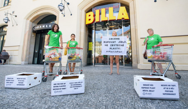 Greenpeace protestovalo před obchodem Billa proti přebytečným plastům.