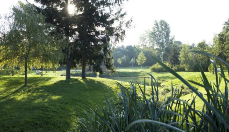 Centrální park na Praze 19.