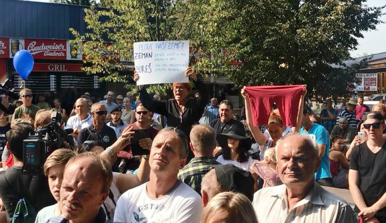 Hanba, křičely ženy na prezidenta při zahájení Země živitelky. Pouštěly Modlitbu pro Martu, držely transparent a velké červené trenýrky.