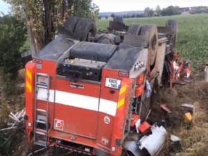 VIDEO: Hasiči zveřejnili záběry z tragické nehody u Libivé