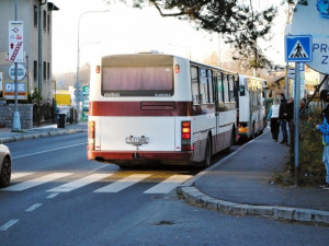 Přeprava linkovými autobusy klesá, lidé přesedají do aut i vlaků