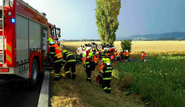 Hasiči připravují veřejnou sbírku pro zemřelého a těžce zraněného hasiče z nehody cisterny u Libivé.