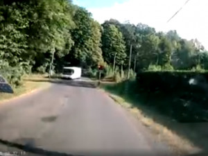 VIDEO: Hazard s lidskými životy. Autobus projel železničním přejezdem na červenou