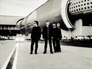 Koncert U2 v Berlíně krátce po začátku zrušen, Bono ztratil hlas