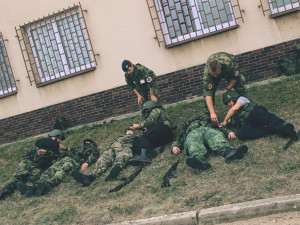 Civilisté si pod dohledem strakonických protiletadlovců vyzkoušeli  vojenský výcvik.