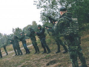Civilisté si pod dohledem strakonických protiletadlovců vyzkoušeli  vojenský výcvik.