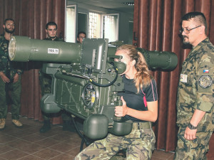 Civilisté si pod dohledem strakonických protiletadlovců vyzkoušeli  vojenský výcvik.