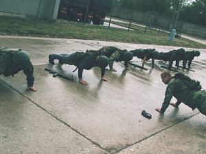 Civilisté si pod dohledem strakonických protiletadlovců vyzkoušeli  vojenský výcvik.