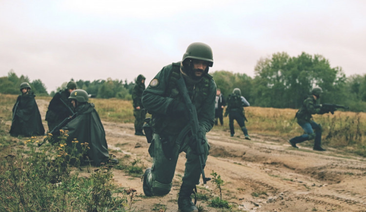 Civilisté si pod dohledem strakonických protiletadlovců vyzkoušeli  vojenský výcvik.