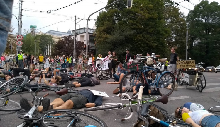 Desítky cyklistů zablokovaly vlastními těly provoz rušné křižovatky v centru Brna.