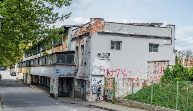 Zdevastovaná tribuna stadionu TJ Sokol České Budějovice.