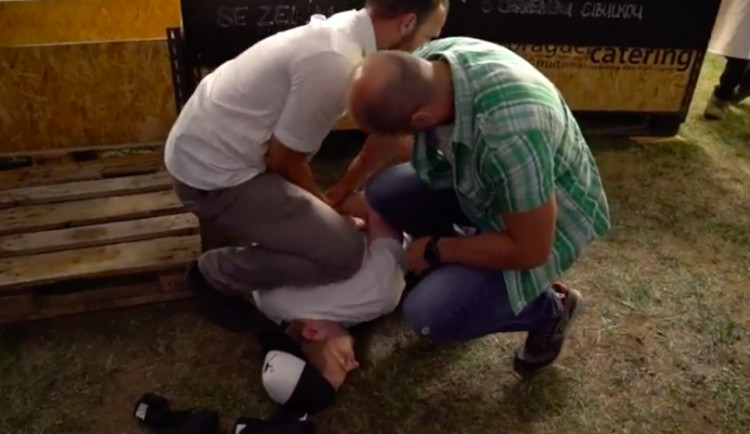 Muž hodil na sousedské večeři po Babišovi vejce, netrefil se.
