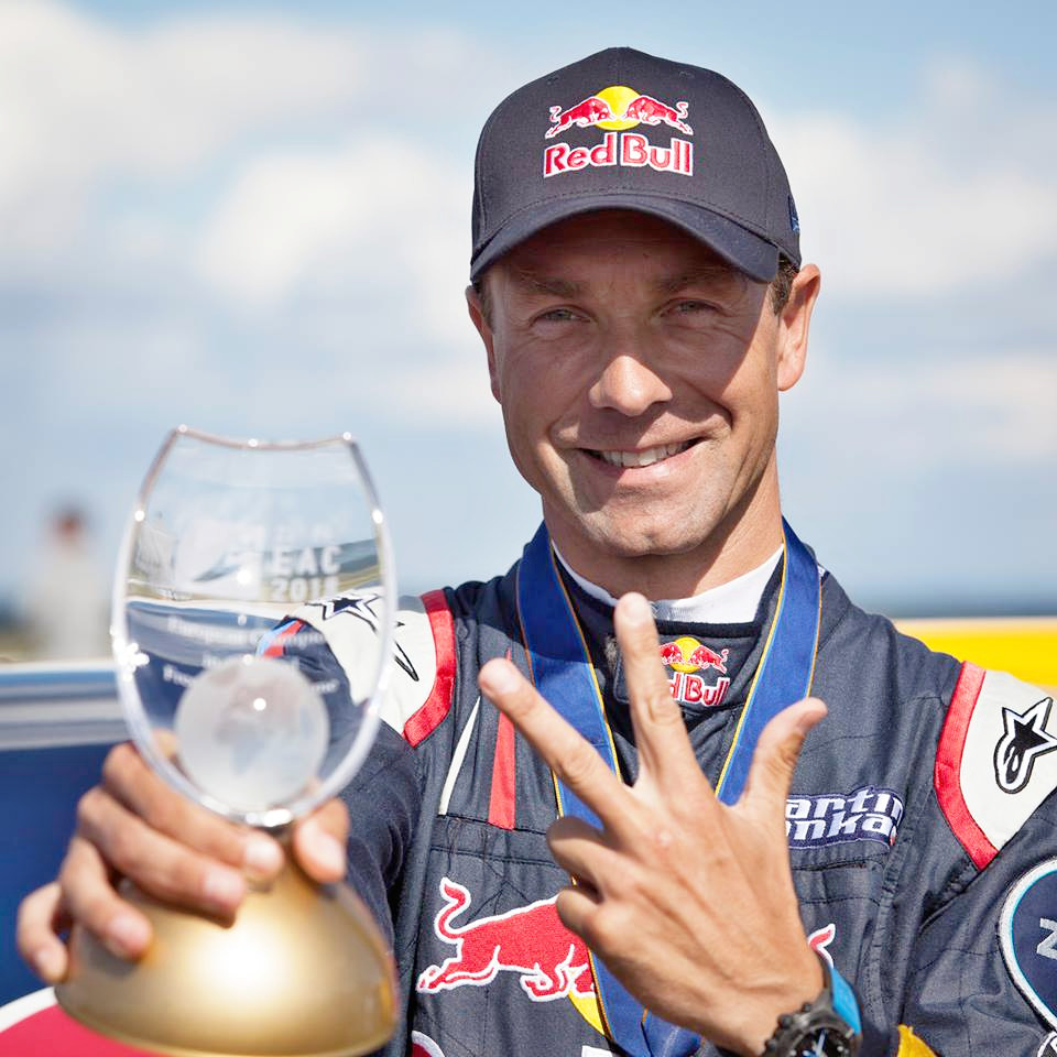 Český akrobatický pilot Martin Šonka získal potřetí za sebou titul mistra Evropy v disciplíně freestyle.