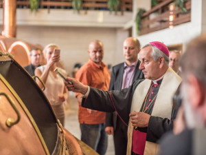 VIDEO/FOTO: Požehnaný světlý ležák pomůže charitě a poputuje i do Vatikánu