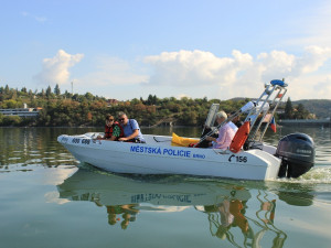 Strážníci splnili slib, malý Jonathan projel Prýgl ve "své" lodi