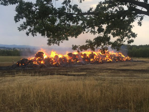 Hořící sláma.