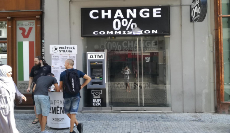 Pražští Piráti čelí trestnímu oznámení od provozovatelů směnárny v centru města.