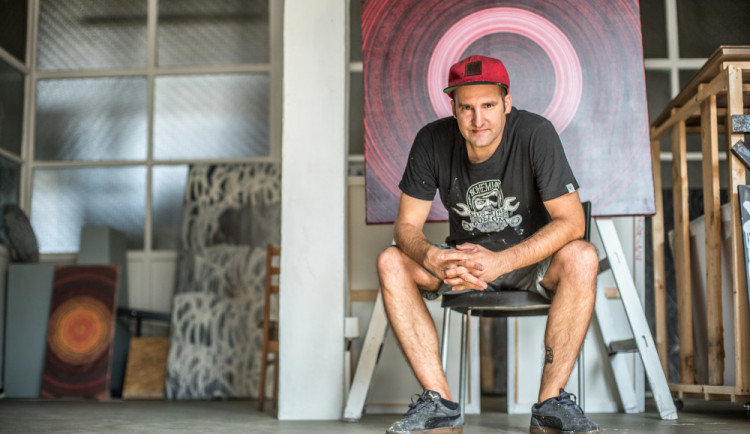 Michal Škapa ve svém ateliéru.