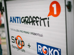 Vyhledávání graffiti v centru Prahy usnadňuje malý elektromobil. Nelegální díla jsou přetírána speciální barvou
