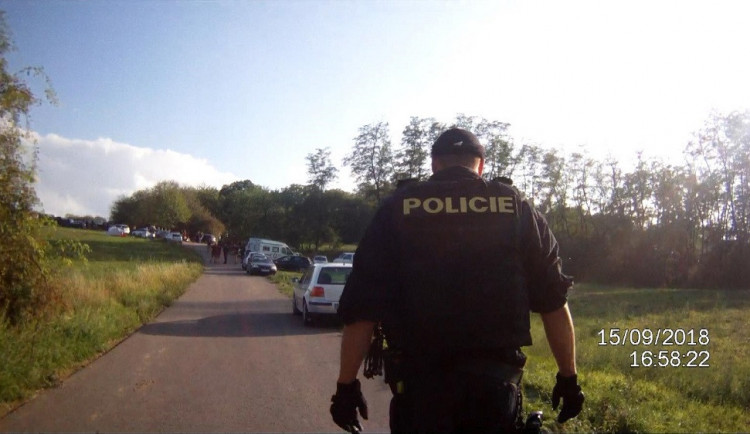 Oslava narozenin se zvrhla v technopárty pro 700 lidí. Akci museli ukončit až policisté.