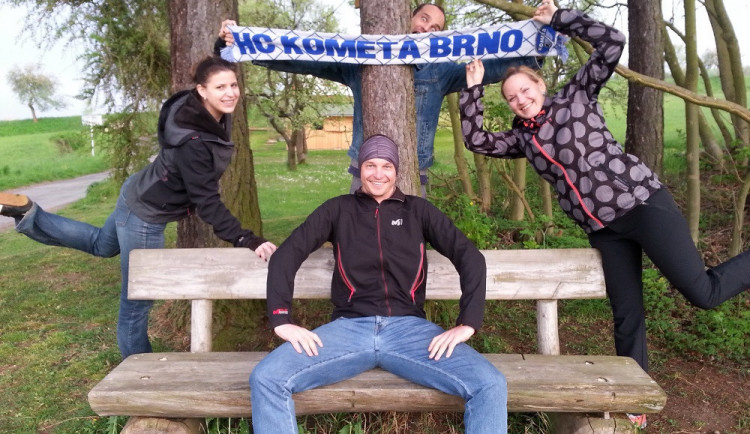 Brněnský rodák a fanoušek Komety jde pěšky z Třince, aby sehnal peníze pro dětský hospic.