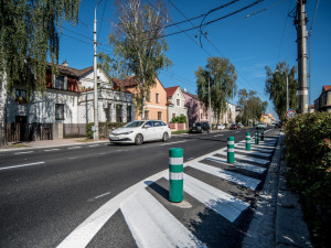 Kdo tohle vymyslel, nechápavě lidé kroutí hlavami nad novými zelenobílými sloupky v Budějcích