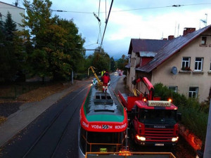 Větrem povalené stromy omezily dopravu, bez proudu je 70 tisíc míst