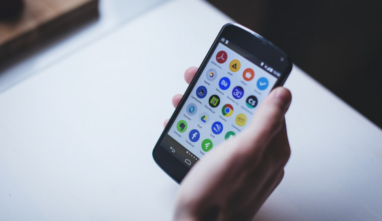 Tisícům uživatelů Androidu z ČR hrozí napadení bankovního účtu