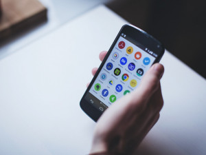 Tisícům uživatelů Androidu z ČR hrozí napadení bankovního účtu