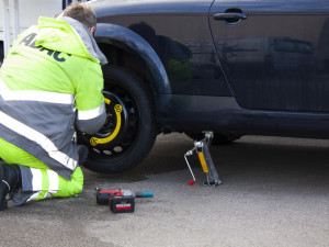 Změny v povinné výbavě, lékárničkách i úlevy motorkářům, od října motoristy čeká řada novinek