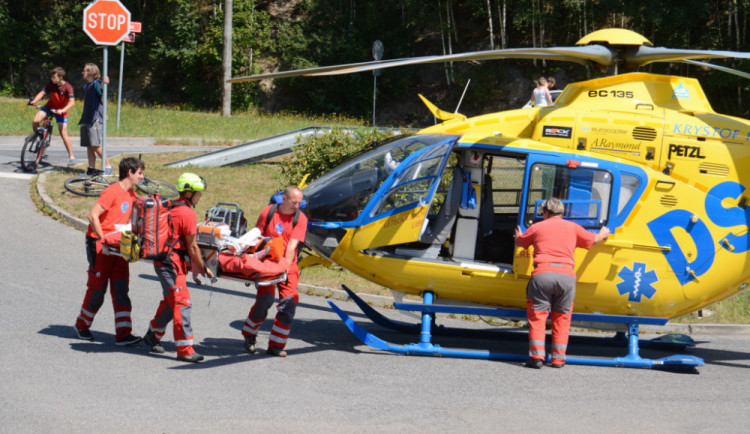 Karolínku o prázdninách srazilo auto. Po nehodě ochrnula, její škola organizuje pomoc.