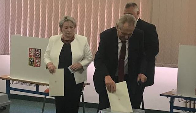 Miloš Zeman u volební urny.