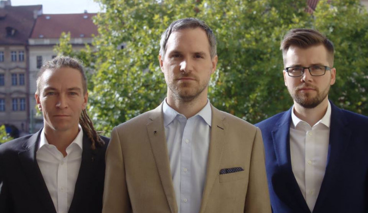 Piráti v čele se Zdeňkem Hřibem.