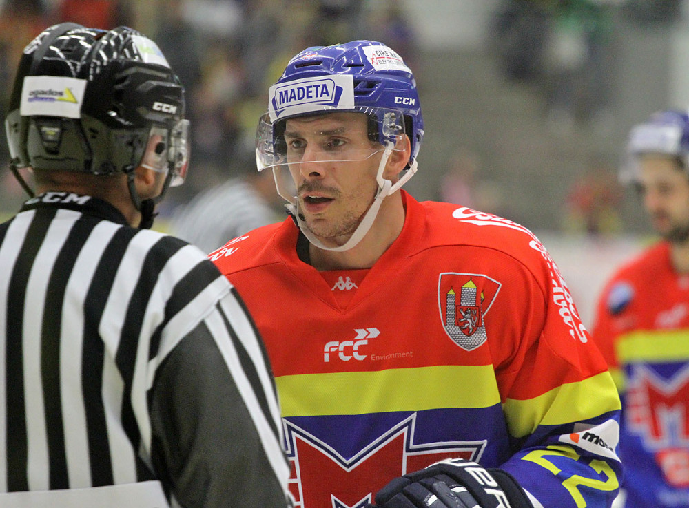 Jiří Šimánek při diskuzi s čárovým rozhodčím