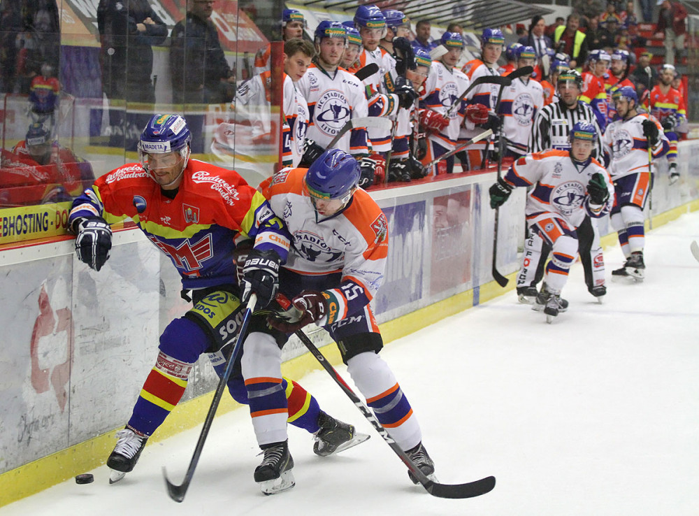 Souboj u mantinelu mezi Žigou Pavlinem a Lukášem Rouskem