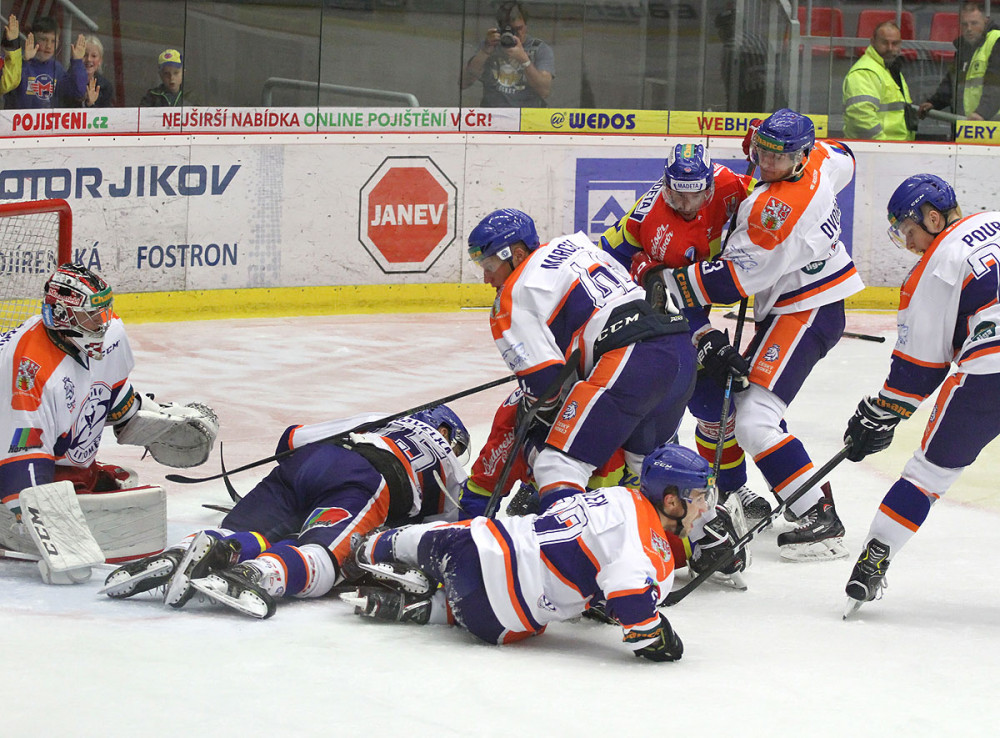 Šimánek se marně snaží vydolovat kotouč zpod hromady hráčů