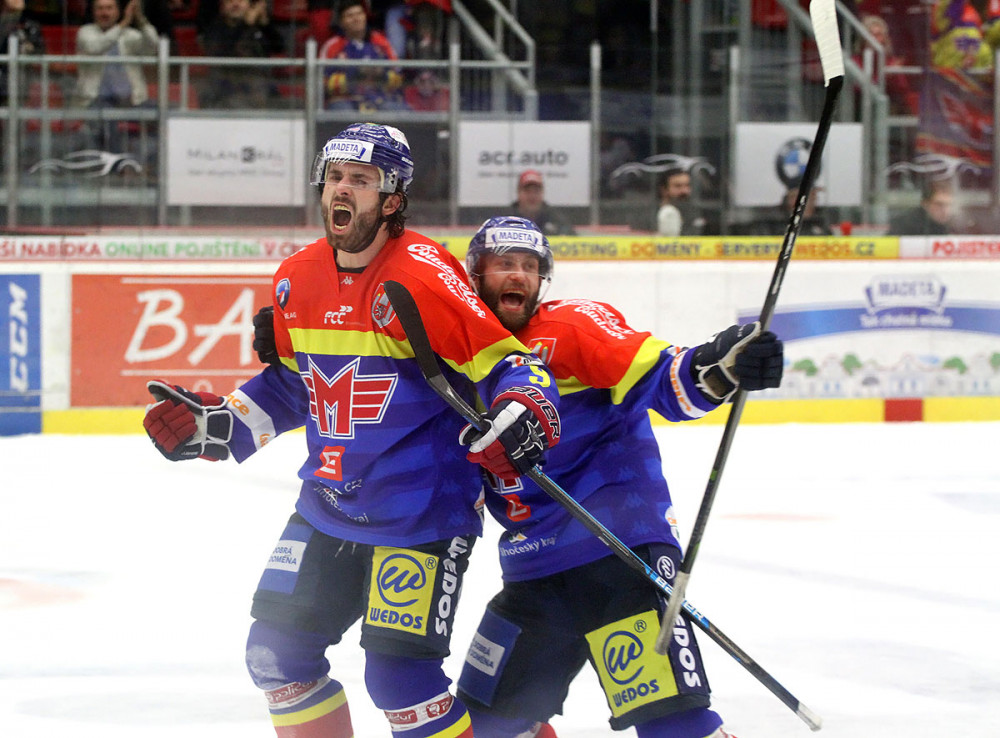 Dokonalý obrat ve druhé třetině, který završil Lukáš Endál (vlevo s Martinem Novákem) nakonec na výhru nestačil