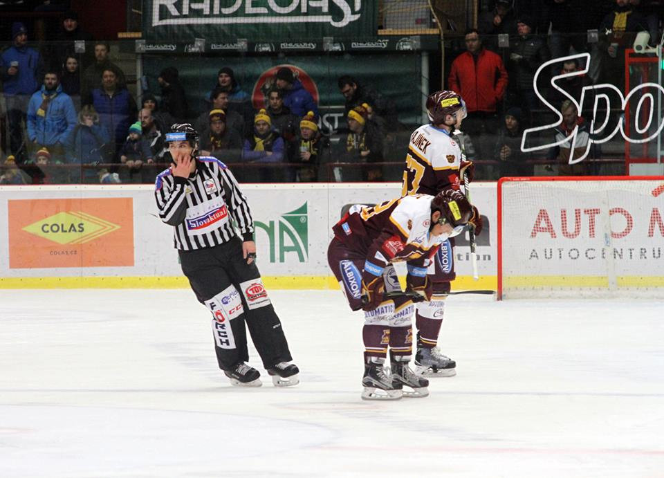Dukla padla na domácím ledě, po slepených gólech vyhrál Vsetín 2:1