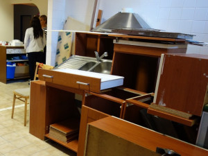 V Liberci otevřela nábytková banka. Pomůže potřebným, věnovat židli nebo skříň může každý