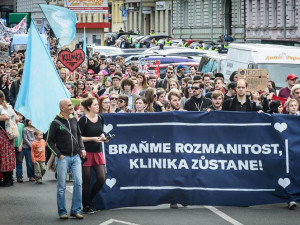 Aktivisté z Kliniky chystají ústavní stížnost i schůzku se SŽDC