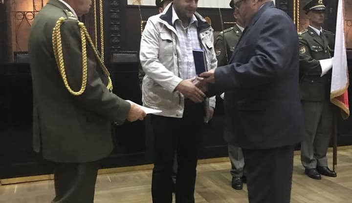 Zdeněk Ondráček přebírá ocenění.