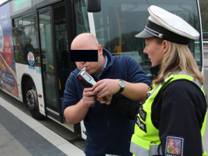 Policisté si vyšlápli na řidiče autobusů. Jeden nadýchal téměř dvě promile, vezl přitom deset lidí