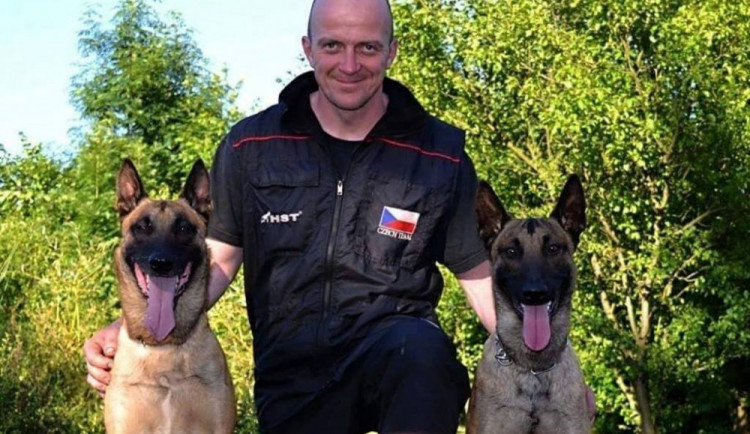 Padlý voják Tomáš Procházka se svými psy.