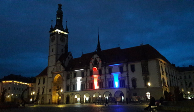 Na olomoucké radnici svítí česká trikolóra, o víkendu budovu rozsvítí videomapping