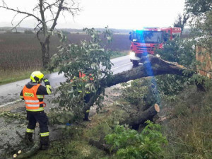 Po nočním větru nemá elektřinu 7000 míst, nejezdí několik vlaků