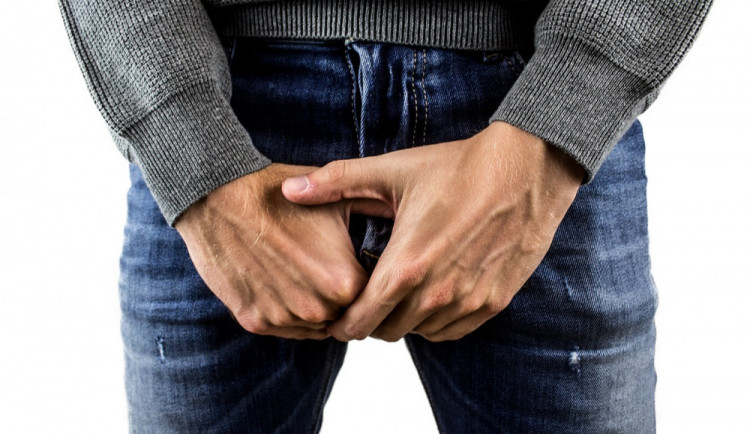 Řidič vystoupil z auta a s vystrčeným penisem volal na seniorku, ať se dívá