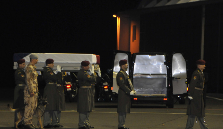 Vojenský speciál přivezl do vlasti ostatky padlého vojáka