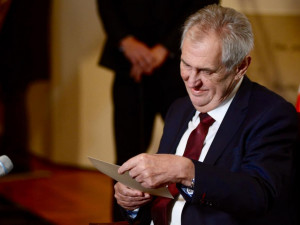 Zeman vyznamenal prvorepublikové generály či ředitelku školy, která zakázala dvěma dívkám hidžáb